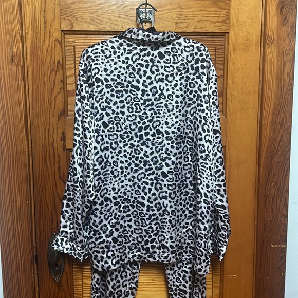 Victoria Secret Large 2 piece pajamas Leopard print size large - Picture 6 of 9